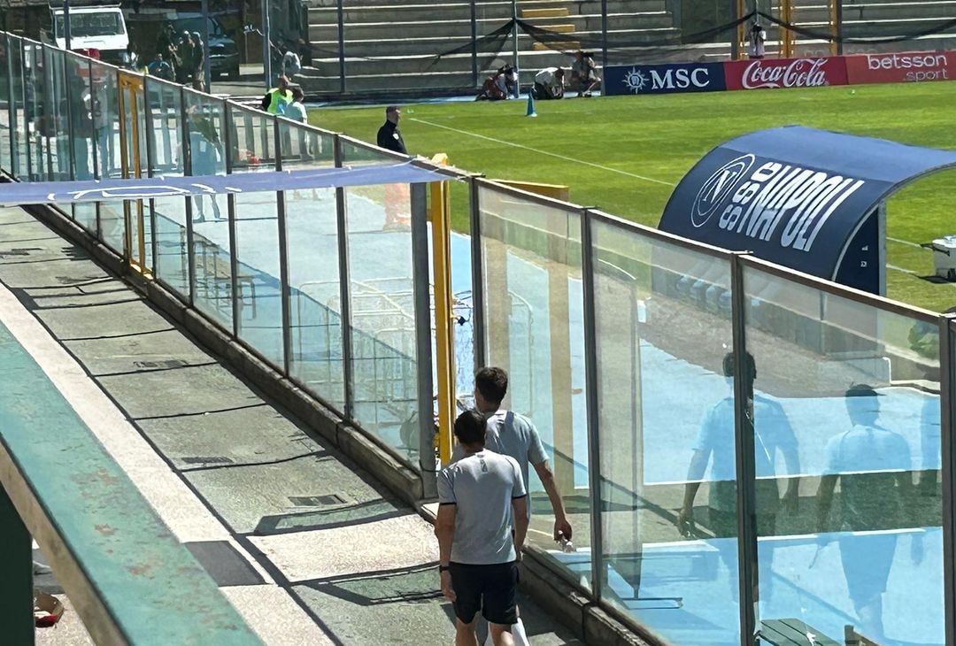 Continuano gli attestati di stima e affetto da parte della tifoseria per Antonio Conte. Standing ovation per il tecnico al rientro in campo