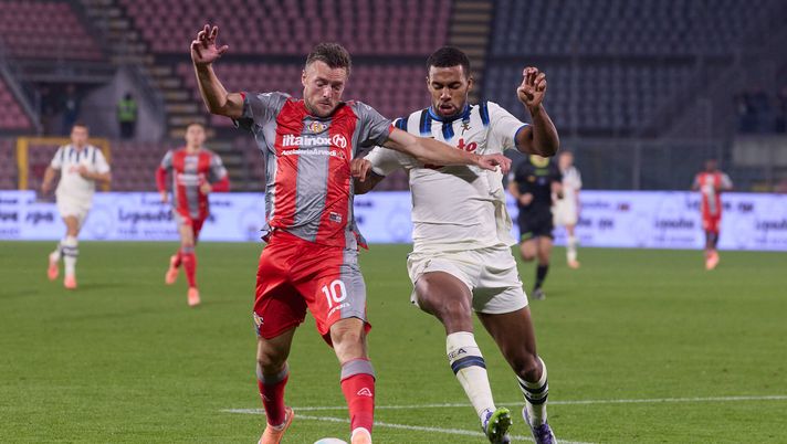 CREMONA, ITALY - OCTOBER 25: Jamie Vardy of US Cremonese competes for the ball with Isak Hien of Atalanta during the Serie A match between US Cremonese and Atalanta BC at Stadio Giovanni Zini on October 25, 2025 in Cremona, Italy. (Photo by Emmanuele Ciancaglini/Getty Images) Serie A, Cremonese-Atalanta 1-1: Brescianini risponde a Vardy, Juric resta imbattuto - immagine 1