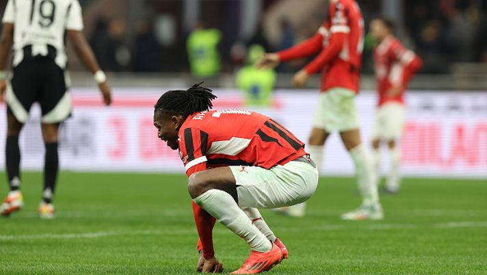 MILAN, ITALY - NOVEMBER 23: Rafael Leao of AC Milan reacts at the end of the Serie A match between Milan and Juventus at Stadio Giuseppe Meazza on November 23, 2024 in Milan, Italy. (Photo by Claudio Villa/AC Milan via Getty Images)  Brutta brutta - immagine 1