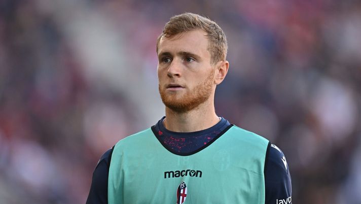 BOLOGNA, ITALY - NOVEMBER 02: Tommaso Pobega of Bologna FC looks on during the Serie A match between Bologna and Lecce at Stadio Renato Dall'Ara on November 02, 2024 in Bologna, Italy. (Photo by Alessandro Sabattini/Getty Images) Bologna, Pobega in pole e chi sostituisce Orsolini. Oggi rivalutati Dallinga e Lykogiannis - immagine 1