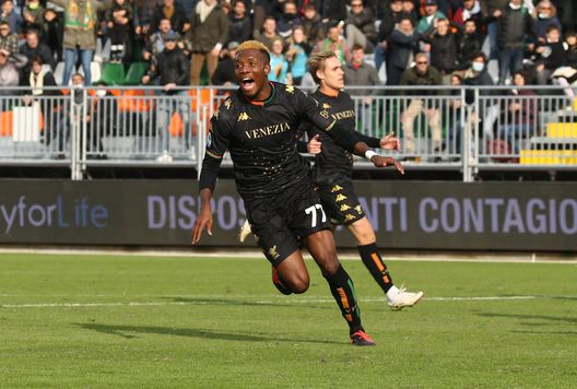 VENICE, ITALY - NOVEMBER 07: David Okereke of Venezia celebrates after scoring his team's winnig goal during the Serie A match between Venezia FC v AS Roma at Stadio Pier Luigi Penzo on November 07, 2021 in Venice, Italy. (Photo by Maurizio Lagana/Getty Images)