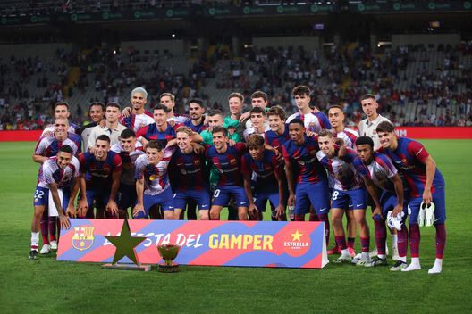 Barcellona, Spagna - 8 agosto 2023: Giocatori del Barcellona con la coppa del Trofeo Gamper. (Foto di Eric Alonso/Getty Images) Trofeo Gamper, Barcellona-Como si giocherà allo Stadio Johan Cruijff- immagine 2