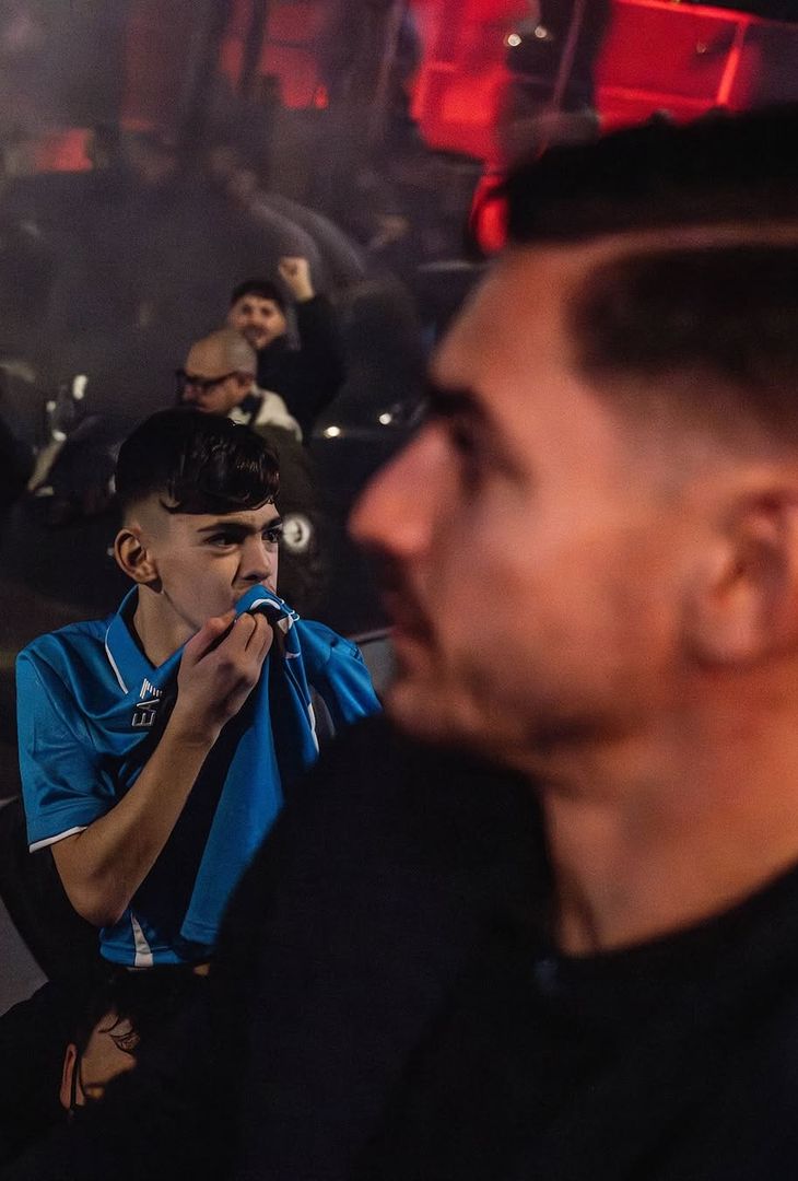 I calciatori del Napoli hanno ammirato lo spettacolo dei sostenitori azzurri a dopo la vittoria con l'Atalanta