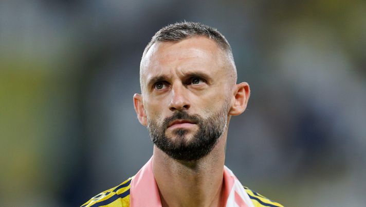 RIYADH, SAUDI ARABIA - OCTOBER 18: Marcelo Brozovic of Team Al-Nassr FC during lineup prior to the Saudi Pro League match between Al Nassr and Al Fateh at Al Awwal Park on October 18, 2025 in Riyadh, Saudi Arabia. (Photo by Abdullah Ahmed/Getty Images) Pedullà: “Brozovic e Kessié in Serie A? Con tutto il rispetto e nessuno si offenda ma…” - immagine 1