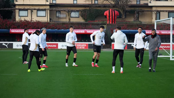 Milan, strigliata del club prima del derby. Ibra, Moncada e Furlani al campo per caricare - immagine 1