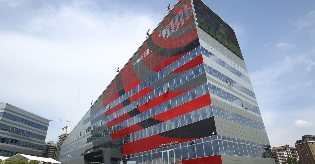 Tifosi in rivolta a Casa Milan: striscioni per Maldini e contro la proprietà Tifosi in rivolta a Casa Milan: striscioni per Maldini e contro la proprietà