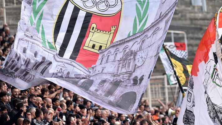 ASCOLI PICENO, ITALY - MAY 04: Fans of Ascoli Calcio 1898 FC during Seria B match betwwen Ascoli Calcio1898 FC and US Città di Palermo at Stadio Cino e Lillo Del Duca on May 4, 2019 in Ascoli Piceno, Italy. (Photo by Giuseppe Bellini/Getty Images) Ternana-Ascoli, dove vedere la partita in diretta tv e in streaming LIVE - immagine 1