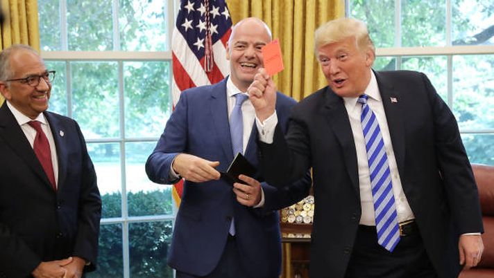 WASHINGTON, DC - AUGUST 28: U.S. President Donald Trump pretends to give a red card to members of the news media while meeting with FIFA President Gianni Infantino (C) and U.S. Soccer President Carlos Cordeiro in the Oval Office at the White House August 28, 2018 in Washington, DC. The 2026 FIFA World Cup will be jointly hosted by the United States, Canada and Mexico and will be the first World Cup in history to be held in three countries at the same time. (Photo by Chip Somodevilla/Getty Images) Trump fa “ritardare” Infantino, la UEFA esplode: caos al Congresso FIFA - immagine 1