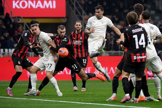 MILANO, ITALIA - 29 NOVEMBRE: Alessio Romagnoli della SS Lazio tira durante la partita di Serie A tra AC Milan e SS Lazio allo stadio Giuseppe Meazza il 29 novembre 2025 a Milano, Italia. (Foto di Marco Rosi - SS Lazio/Getty Images)