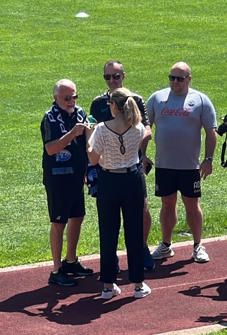 GALLERY Dimaro day 4, De Laurentiis in mezzo ai tifosi: firme ed autografi a Carciato - immagine 7