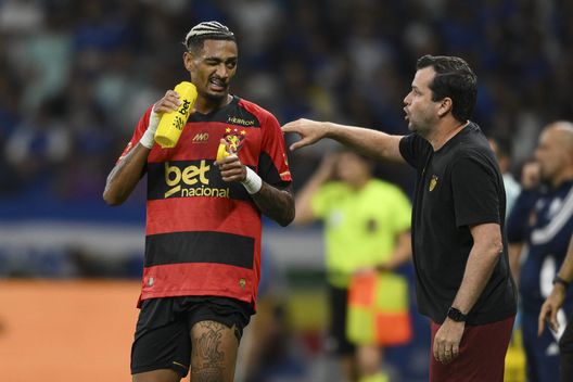 BELO HORIZONTE, BRAZIL - OCTOBER 05: Derik Lacerda (L) of Sport Recife celebrates with head coach Daniel Pollo Barion (R) after scoring the first goal of their team during match between a match between Cruzeiro and Sport Recife as part of Brasileirao 2025 at Mineirão Stadium on October 5, 2025 in Belo Horizonte, Brazil. (Photo by Pedro Vilela/Getty Images) Streaming Recife-Mirassol: Diretta TV, live gratis e probabili formazioni- immagine 3
