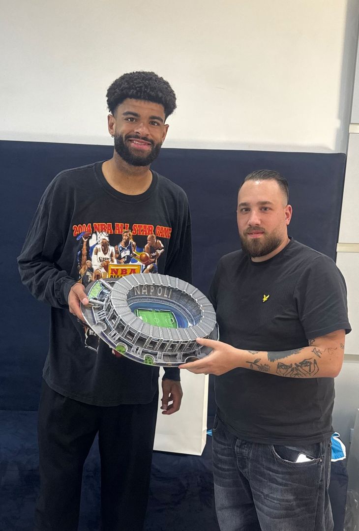 Il tifoso Gaetano Chiummo ha fatto un regalo speciale a Conte e ai giocatori del Napoli a Castel Volturno.