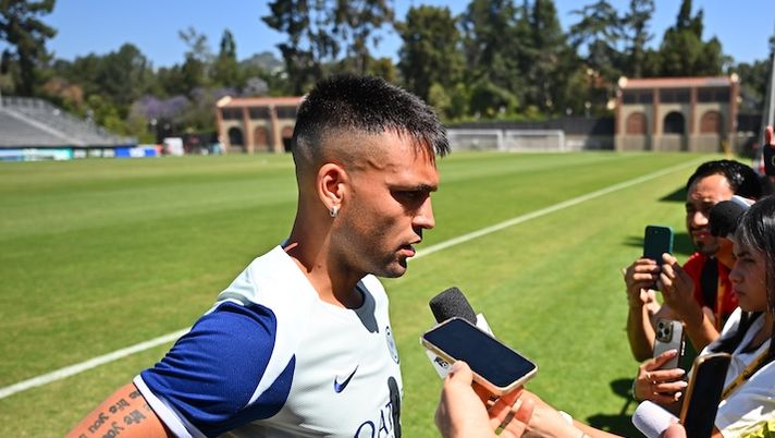 PASADENA, CALIFORNIA - JUNE 16: Lautaro Martínez of FC Internazionale speaks with the media prior to the Training session ahead of their FIFA Club World Cup 2025 Group E match between Monterrey and Inter Milan at UCLA Stadium on June 16, 2025 in Los Angeles, California. (Photo by Mattia Ozbot - Inter/Inter via Getty Images) Sky svela: “Dubbio Lautaro per Ajax-Inter: lo stesso Thuram stamattina si chiedeva…” - immagine 1
