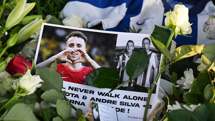 GONDOMAR, PORTUGAL - JULY 04: Members of the public lay flowers, messages and football shirts at a public wake held for Diogo Jota and his brother Andre Silva at the Capela da Ressurreicao on July 04, 2025 in Gondomar, Portugal. Diogo Jota was a professional football player for Liverpool FC and the Portuguese national team, while Andre Silva played for FC Penafiel in Portugal's second tier. The wake, attended by friends, fellow players and the Portuguese president, comes the day after the brothers died in a car accident in the province of Zamora, Spain. (Photo by Octavio Passos/Getty Images) Liverpool, il ricordo dei tifosi per Diogo Jota: a Wembley risuonerà canzone per lui - immagine 1