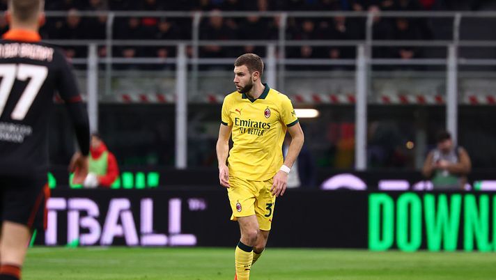 MILAN, ITALY - FEBRUARY 18: Strahinja Pavlovic of AC Milan controls the ball during the Serie A match between AC Milan and Como 1907 at Giuseppe Meazza Stadium on February 18, 2026 in Milan, Italy. (Photo by Giuseppe Cottini/AC Milan via Getty Images) Milan-Parma, Pavlovic assente per l’infortunio rimediato mercoledì - immagine 1