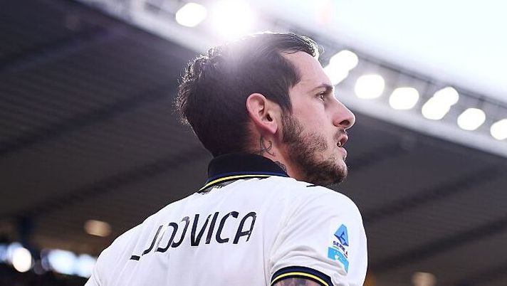 VERONA, ITALY - NOVEMBER 23: Emanuele Valeri of Parma Calcio during the Serie A match between Hellas Verona FC and Parma Calcio 1913 at Stadio Marcantonio Bentegodi on November 23, 2025 in Verona, Italy. (Photo by Alessandro Sabattini/Getty Images) Tra centrali e terzini, ecco cinque difensori per la 13a giornata al fantacalcio: scelte approvate - immagine 1