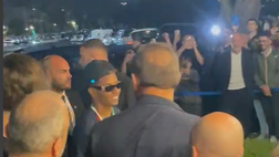 Dopo la festa, il Napoli si ritrova a cena: l’arrivo di Neres, che incita i tifosi