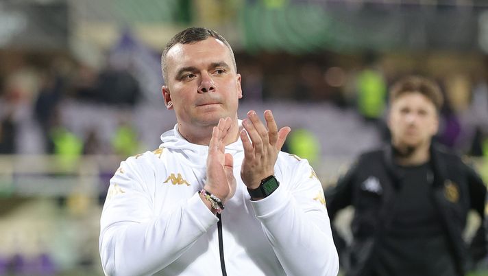 FLORENCE, ITALY - FEBRUARY 26: Head coach Adrian Siemieniec of Jagiellonia Bialystok greets the fans after during the UEFA Conference League 2025/26 Knockout Play-off Second Leg match between ACF Fiorentina and Jagiellonia Bialystok at Stadio Artemio Franchi on February 26, 2026 in Florence, Italy. (Photo by Gabriele Maltinti/Getty Images) Siemieniec punge ancora: “A Firenze si ricorderanno dello Jagellonia” - immagine 1