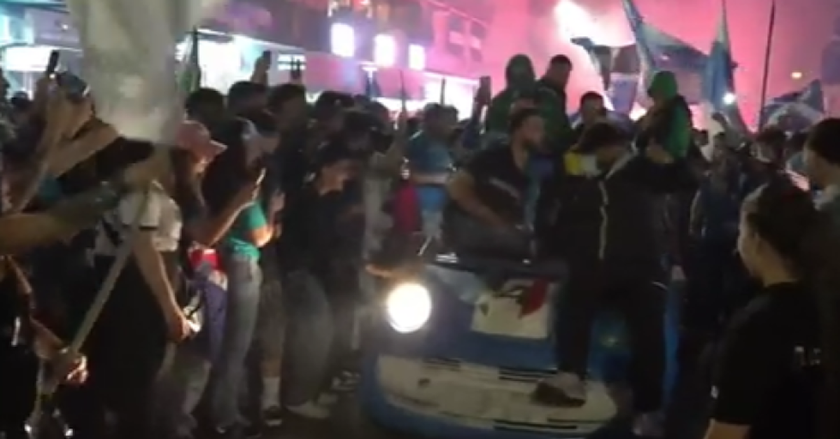 Scudetto al Napoli: nella grande festa spunta l’auto modificata | VIDEO Scudetto al Napoli: nella grande festa spunta l’auto modificata | VIDEO