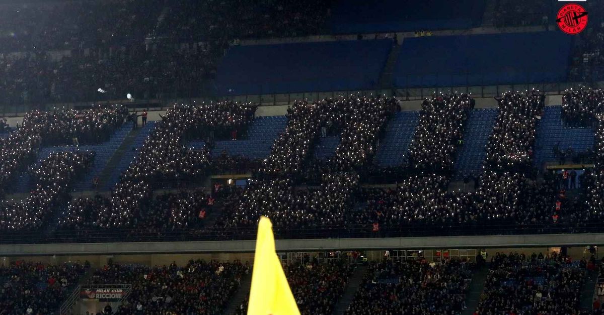 milan curva sud rossonera fuori allo stadio in attesa di furlani pm da Pianetamilan.it milan curva sud rossonera fuori allo stadio in attesa di furlani pm