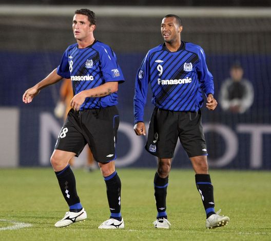 Lucas Severino, sulla destra, con la maglia del Gamba Osaka. (Photo by Koichi Kamoshida/Getty Images) Incidente in auto: il calciatore 19enne Pedro Severino in gravi condizioni- immagine 2