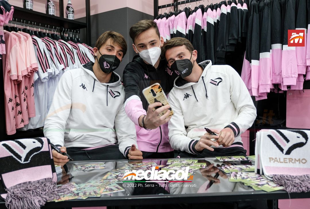 FOTO Palermo: Brunori e Soleri incontrano i tifosi allo Store Ufficiale. La gallery - immagine 3