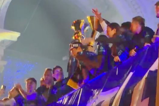 Inter, Milano in delirio per il Double: 400mila tifosi. Lautaro e Barella guidano la festa- immagine 2