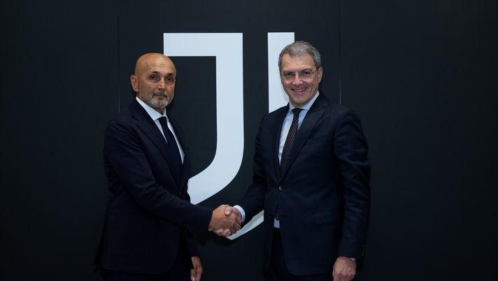 TURIN, ITALY - OCTOBER 30: Juventus New Head Coach Luciano Spalletti (L) with Damien Comolli at his arrival at Juventus headquarters on October 30, 2025 in Turin, Italy. (Photo by Daniele Badolato - Juventus FC/Juventus FC via Getty Images) Juventus, Spalletti: “Con Napoli rapporto intatto. Qualcuno sta cambiando la realtà” - immagine 1