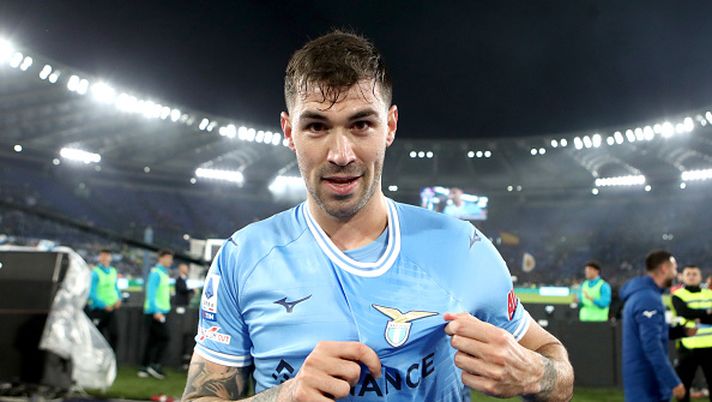 ROME, ITALY - MARCH 19: Alessio Romagnoli of SS Lazio poses for a photo following the Serie A match between SS Lazio and AS Roma at Stadio Olimpico on March 19, 2023 in Rome, Italy. (Photo by Paolo Bruno/Getty Images) Lazio, Alessio Romagnoli si è operato: il comunicato del club biancoceleste - immagine 1