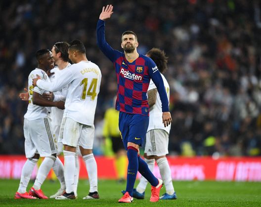 Barcellona, Piqué esulta con il club dopo il trionfo nel derby contro l’Espanyol- immagine 2