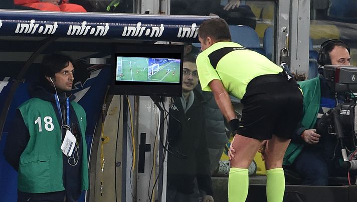 GENOA, GE - JANUARY 24: Referee Orsato after seeing the VAR assigns the penalty to Sampdoria during the Serie A match between UC Sampdoria and AS Roma on January 24, 2018 in Genoa, Italy. (Photo by Paolo Rattini/Getty Images) Torino e Var, i casi limite del campionato: gli errori più pesanti a danno dei granata- immagine 1