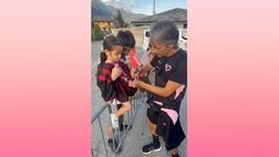 VIDEO: Pippo Inzaghi firma maglia Milan al ritiro del Palermo