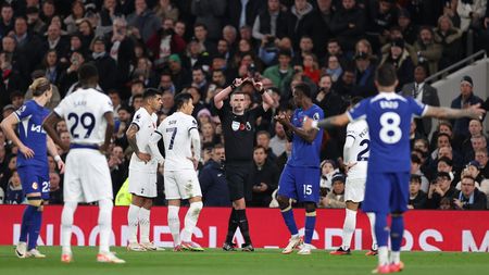LONDON, ENGLAND - NOVEMBER 06: Referee Michael Oliver shows a red card to Cristian Romero of Tottenham Hotspur during the Premier League match between Tottenham Hotspur and Chelsea FC at Tottenham Hotspur Stadium on November 06, 2023 in London, England. (Photo by Ryan Pierse/Getty Images)