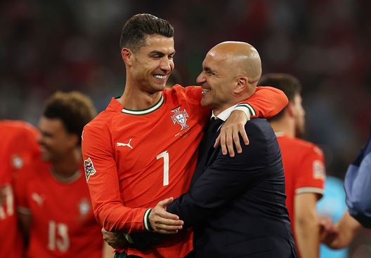 Monaco, Germania - 8 giugno 2025: Cristiano Ronaldo e Roberto Martínez durante i festeggiamenti per la vittoria della Nations League. (Foto di Alexander Hassenstein/Getty Images)