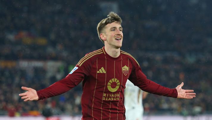 ROME, ITALY - DECEMBER 07: Alexis Saelemaekers of AS Roma celebrates scoring his team's first goal during the Serie A match between AS Roma and Lecce at Stadio Olimpico on December 07, 2024 in Rome, Italy. (Photo by Paolo Bruno/Getty Images) Saelemaekers ringrazia la Roma: “Quante emozioni insieme. Vi porterò sempre con me” - immagine 1