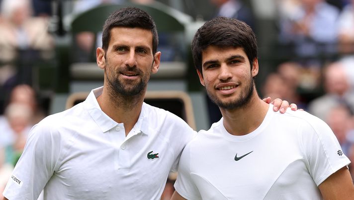 LONDON, ENGLAND - JULY 16: Novak Djokovic of Serbia and Carlos Alcaraz of Spain interact at the net prior to the Men's Singles Final on day fourteen of The Championships Wimbledon 2023 at All England Lawn Tennis and Croquet Club on July 16, 2023 in London, England. (Photo by Julian Finney/Getty Images) Atp Finals, è ancora Alcaraz-Djokovic: analisi e precedenti - immagine 1