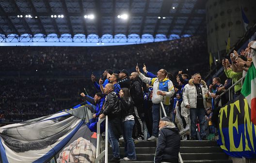 I tifosi nerazzurri durante Inter-Barcellona allo stadio Giuseppe Meazza il 6 maggio 2025 a Milano, Italia. (Foto di Carl Recine/Getty Images) Inter-Barcellona accende il Clasico: tifosi madrileni ballano su “Sarà perché ti amo”- immagine 4
