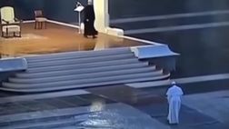 Papa Francesco, l’emozionante momento in cui attraversò la piazza durante la pandemia