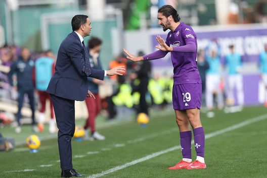 FLORENCE, ITALY - JANUARY 19: Head coach Raffaelel Palladino manager of ACF Fiorentina reacts with Jacine Adli of ACF Fiorentina during the Serie A match between Fiorentina and Torino at Stadio Artemio Franchi on January 19, 2025 in Florence, Italy. (Photo by Gabriele Maltinti/Getty Images)