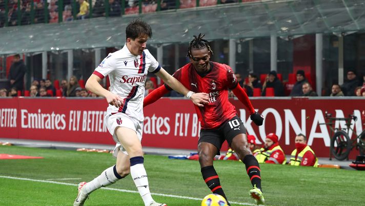 MILAN, ITALY - JANUARY 27: Rafael Leao of AC Milan and Giovanni Fabbian of Bologna FC battle for the ball during the Serie A TIM match between AC Milan and Bologna FC - Serie A TIM at Stadio Giuseppe Meazza on January 27, 2024 in Milan, Italy. (Photo by Marco Luzzani/Getty Images) Serie A, Bologna-Milan diventa un caso: dalla Lega spuntano due nuovi scenari - immagine 1