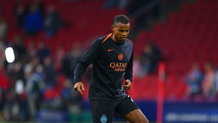 AMSTERDAM, NETHERLANDS - SEPTEMBER 17: Mnuel Akanji of FC Internazionale warms up ahead before the UEFA Champions League 2025/26 League Phase MD1 match between AFC Ajax and FC Internazionale Milano at Johan Cruijff Arena on September 17, 2025 in Amsterdam, Netherlands. (Photo by Mattia Pistoia - Inter/Inter via Getty Images) Inter, Akanji: “Sento la fiducia dell’allenatore. Posso dare ancora tanto” - immagine 1
