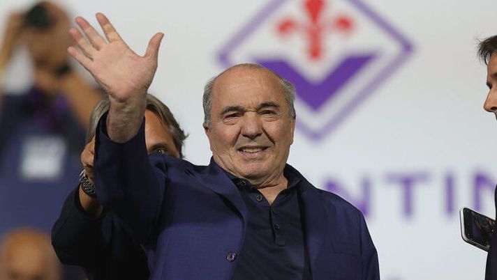 FLORENCE, ITALY - OCTOBER 2: Rocco Commisso president of ACF Fiorentina gestures during the Serie A TIM match between ACF Fiorentina and Cagliari Calcio at Stadio Artemio Franchi on October 2, 2023 in Florence, Italy. (Photo by Gabriele Maltinti/Getty Images) Commisso sulle voci di cessione: “Smentisco categoricamente: la Fiorentina non è in vendita” - immagine 1