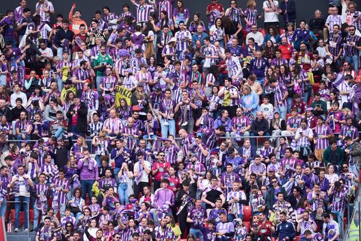 La tifoseria del Real Valladolid in trasferta a Bilbao nel match contro l'Atletioco del 23 febbraio 2025 (Photo by Juan Manuel Serrano Arce/Getty Images) Real Valladolid, la retrocessione costa 14 licenziamenti e la chiusura della sede di Madrid- immagine 2