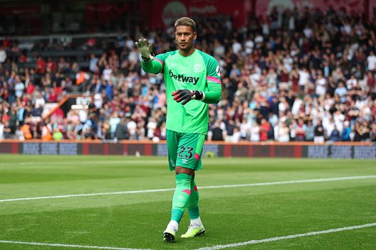 BOURNEMOUTH, INGHILTERRA - 12 AGOSTO: Alphonse Areola del West Ham United durante la partita di Premier League tra AFC Bournemouth e West Ham United al Vitality Stadium il 12 agosto 2023 a Bournemouth, Inghilterra. (Foto di Marc Atkins/Getty Images) West Ham, Alphonse Areola: dalla porta al… pub. L’estremo difensore si è improvvisato DJ a Londra- immagine 2
