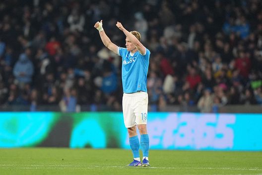 Napoli, Italia - 14 marzo 2026: Rasmus Hojlund del Napoli esulta dopo il gol contro il Lecce allo Stadio Diego Armando Maradona on March 14, 2026 in Naples, Italy. (Foto di Francesco Pecoraro/Getty Images) Napoli-Milan, Hojlund non scenderà in campo stasera: il motivo- immagine 2