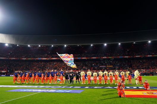 I calciatori di Olanda e Spagna allineati al centro del campo prima del fischio di inizio per gli inni nazionali delle due squadre in occasione della sfida di Uefa Nations League (Foto di Alex Bierens de Haan/ Getty Images) Olanda, Koeman: “All’andata siamo stati superiori, vogliamo ripeterci domani”- immagine 2