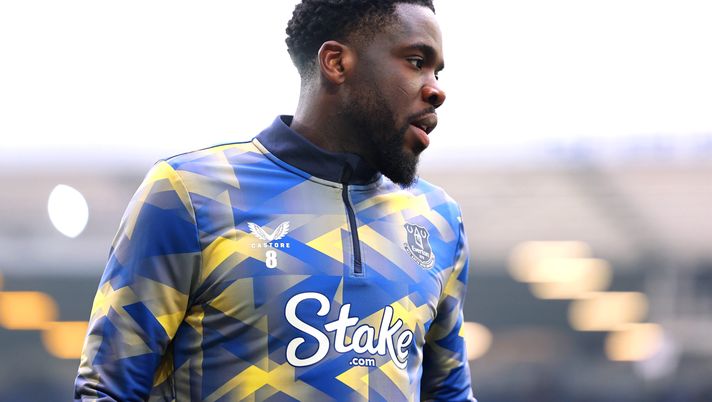 LIVERPOOL, ENGLAND - JANUARY 19: Orel Mangala of Everton warms up prior to the Premier League match between Everton FC and Tottenham Hotspur FC at Goodison Park on January 19, 2025 in Liverpool, England. (Photo by Matt McNulty/Getty Images) Via Nicolussi, la Fiorentina vuole un mediano. CorSport: “Il nome sondato” - immagine 1