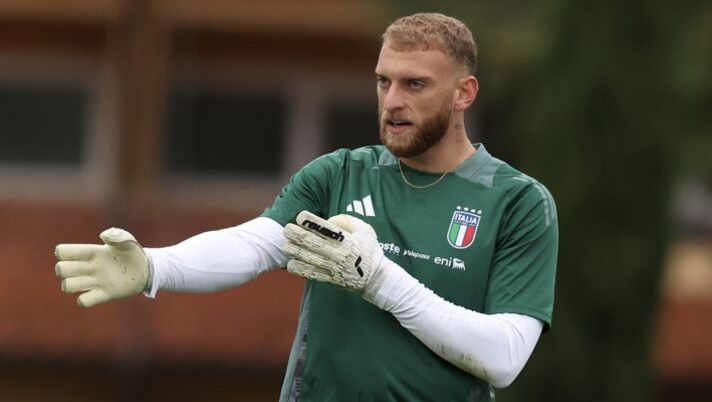 FLORENCE, ITALY - OCTOBER 07: Michele Di Gregorio of Italy reacts during a Italy training session at Centro Tecnico Federale di Coverciano on October 07, 2024 in Florence, Italy. (Photo by Claudio Villa/Getty Images) Di Gregorio: “Qualcuno ha creduto in me… più di me! Juve, Motta, Perin, Maldini e i rigori parati…” - immagine 1