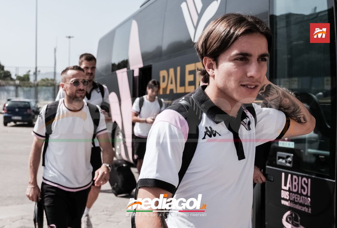 FOTO Palermo, il rientro al “Renzo Barbera” dopo la trasferta di Padova (Gallery) - immagine 27