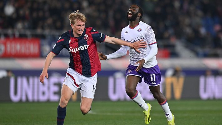 BOLOGNA, ITALY - FEBRUARY 14: Victor Kristiansen of Bologna FC competes for the ball with Jonathan Ikoné of ACF Fiorentina during the Serie A TIM match between Bologna FC and ACF Fiorentina - Serie A TIM at Stadio Renato Dall'Ara on February 14, 2024 in Bologna, Italy. (Photo by Alessandro Sabattini/Getty Images) L’ex Bologna sicuro: “Fiorentina dominata. Ma è stata pericolosa fino in fondo” - immagine 1